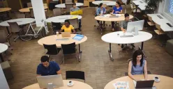 Transformasi cara kerja masyarakat urban mendorong ekosistem co-working space sebagai ruang kerja bersama yang menawarkan fleksibilitas, efisiensi, dan atmosfer kolaboratif. (Foto: Freepik)