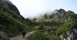 Gunung bukan lagi sekadar tempat pelarian dari rutinitas. Bagi generasi milenial dan Gen Z, mendaki telah menjelma menjadi simbol gaya hidup, pencarian jati diri, dan eksistensi sosial. (Foto: Pixabay)