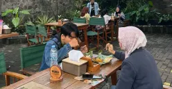 Dari nasi kuning hingga urap segar, sajian warisan nenek moyang kini tampil sebagai menu utama di berbagai resto dan kafe, bukan sekadar pelengkap. (Sumber: Ayobandung.id | Foto: Eneng Reni Nuraisyah Jamil)