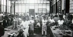 Para buruh sedang bekerja di Artillerie Constructie Winkel (ACW), cikal bakal PT Pindad di Bandung. (Sumber: Tropenmuseum)
