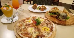 Mozzarella bukan sekadar bahan pelengkap, tapi telah menjelma menjadi ikon kuliner kekinian yang terus menggairahkan pasar makanan di Bandung. (Sumber: Ayobandung.id | Foto: Eneng Reni Nuraisyah Jamil)