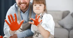 Di balik wajah khas yang disebut “seribu wajah”, anak-anak Down syndrome menyimpan dunia yang tak semua orang mau menyelami. (Foto: Freepik)