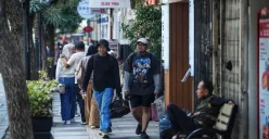 Kawasan legendaris Braga bukan sekadar jalan, melainkan lembaran sejarah yang hidup, menyatu dengan denyut nadi modernitas kota. (Sumber: Ayobandung.id | Foto: Kavin Faza)