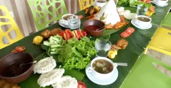 Balakecrakan, tradisi makan bersama yang dilakukan dengan cara lesehan, menyantap hidangan di atas daun pisang, dan berbagi tawa dalam satu hamparan rasa. (Sumber: Ayobandung.id | Foto: Eneng Reni Nuraisyah Jamil)