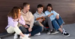 Gen Z tidak hanya menjadi konsumen musik, tetapi juga kurator, kreator, dan penggerak tren. Fenomena ini menandai pergeseran besar dalam cara musik diproduksi, didistribusikan, dan dinikmati. (Sumber: Freepik)