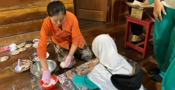 Neneng Suminar memperlihatkan cara membuat spageti dari mikong (mi singkong). (Sumber: ayobandung.id | Foto: Ikbal Tawakal)