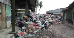 Sampah masih menjadi salah satu masalah besar di Kawasan Bandung Raya. (Sumber: ayobandung.com | Foto: Mildan Abdallah)