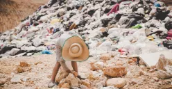 Ilustrasi Lautan Sampah Styrofoam (Sumber: Freepik)