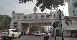 Jembatan ikonik Jalan Asia Afrika. (Sumber: Ayobandung.com | Foto: Magang Foto/Ilham Ahmad Nazar)