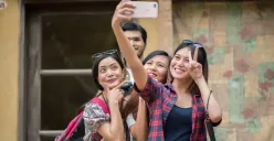 Gen Z menawarkan pendekatan baru dalam menikmati perjalanan. Tak sekadar melancong, tapi juga membangun identitas digital melalui setiap langkah kaki dan jepretan kamera. (Foto: Freepik)