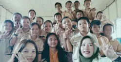 Foto mengajar di SD Tewang Kadamba, Kalteng. (Foto: Eka)