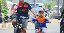 Hiruk pikuk lalu lintas di Kota Bandung tak lagi hanya didominasi oleh deru mesin mobil dan motor. Kini, sepeda turut meramaikan jalanan, menjadi simbol baru gaya hidup sehat. (Sumber: Ayobandung.id)