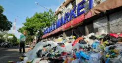 Tumpukan sampah di sekitar Pasar Cicadas, Kota Bandung. (Sumber: ayobandung.id | Foto: Irfan Al Faritsi)