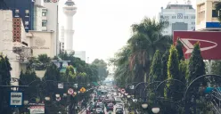 Bandung, kota kreatif dengan sejuta potensi, kini berhadapan dengan paradoks hijau. (Sumber: Unsplash/Ikhsan Assidiqie)