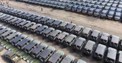 Deretan kendaraan khusus Maung MV 3 Produksi PT Pindad di Bandara Husein Sastranegara, Kota Bandung. (Sumber: Ayobandung | Foto: Irfan Al Faritsi)