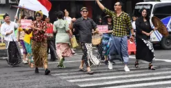 Kampanye pakai sarung dengan fashion show di jalanan yang dilakukan oleh pecinta budaya di Semarang. Diperingati 3 Maret, sarung punya sejarah panjang. (Sumber: Ayo Semarang.com | Foto: Audrian Firhannusa)