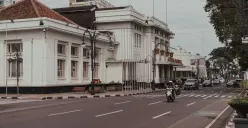 Jalan Asia-Afrika, Kota Bandung. (Sumber: Pexels/Raka Miftah)