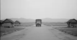Ilustrasi truk melintasi jalanan Cileunyi, Bandung, tahun 1950-an.