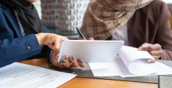 Geliat investasi syariah menunjukkan tren positif, ditandai meningkatnya jumlah investor, diversifikasi produk, dan penetrasi teknologi yang memudahkan akses terhadap instrumen keuangan halal. (Sumber: Freepik)
