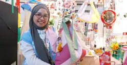 Dari Hi Paipe, Arin tak pernah membayangkan bahwa hobi menjahit kecil-kecilan akan berkembang menjadi brand fashion lokal yang diminati hingga internasionl. (Sumber: Ayobandung.id | Foto: Eneng Reni Nuraisyah Jamil)
