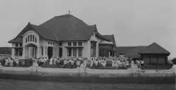 Bangunan Kweekschool Bandung sekitar tahun 1920-an. (Sumber: Tropenmuseum)