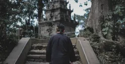‘Enam agama resmi’ bertebaran di mana-mana, di setiap jenjang pendidikan. Kita Diajarkan untuk memahami hal ini. (Sumber: Pexels/Mochammad Algi)