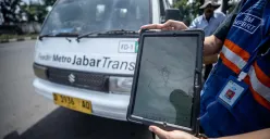 Kehadiran Metro Jabar Trans (MJT) dan feeder MJT, sebuah inisiatif ambisius yang digadang-gadang mampu merevolusi sistem transportasi publik Bandung Raya. (Sumber: Ayobandung.id | Foto: Kavin Faza)