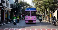 Bandros atau Bandung Tour on Bus adalah bus wisata ikonik Kota Bandung. (Sumber: Pexels/arwin waworuntu)