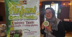 Nurhaeti, warga Cinunuk, yang sejak 2015 mengolah daun kelor menjadi aneka panganan bernutrisi. (Sumber: Ayobandung.id | Foto: Mildan Abdalloh)