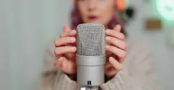 Suara berisik ganggu hasil kontenmu? Tenang! Artikel ini kasih 5 trik simpel biar voice over terdengar jernih dan profesional. (Sumber: Pexels/Karola G)