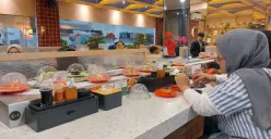 Jika dulu makanan Jepang identik dengan restoran eksklusif dan sajian formal, kini hadir cara baru yang lebih dinamis dan interaktif yakni sushi konveyor. (Sumber: Ayobandung.id | Foto: Eneng Reni Nuraisyah Jamil)