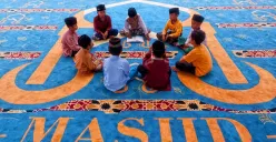 Anak-anak beragama Islam sedang mengaji di masjid. (Sumber: Pexels/Hera hendrayana)