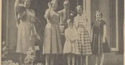 Ratu Juliana (kiri) berfoto di Paleis Soestdijk saat ultah ke-46. (Sumber: Het Nieuewesblad van Het Zuiden 2 Mei 1955)