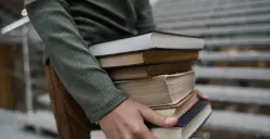 Para penulis yang mengabdikan diri pada sastra terjebak dalam kondisi prekariat—kelas sosial yang hidup dalam ketidakpastian ekonomi. (Sumber: Pexels/Tima Miroshnichenko)