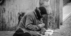 Stigma terhadap pengemis di kota besar seperti Bandung bukan hal baru. Mereka kerap dilabeli sebagai beban sosial, bahkan dianggap menipu publik dengan kedok kemiskinan. (Sumber: Pexels)