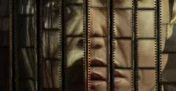 Shutter (2025) adalah sebuah film remake dari film aslinya yang berasal dari Negeri Gajah Putih (Thailand), yaitu Shutter (2004). (Sumber: Falcon)