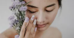 Penggunaan skincare rutin sebagai bentuk mencintai diri sendiri. (Sumber: Pexels/Rheza Aulia)