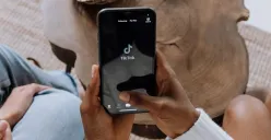 Artikel ini membahas polemik antara pemerintah Indonesia dan platform TikTok terkait kebijakan pengawasan digital. (Sumber: Pexels/cottonbro studio)