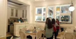 Area indoor Emmy’s Kitchen bertema European classic. (Sumber: Ayobandung.id | Foto: Eneng Reni Nuraisyah Jamil)