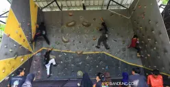Berlatih Panjat Tebing di Boulder Climbing Training Center (Sumber: Ayobandung.com | Foto: Irfan Al-Faritsi)