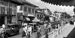 Keramaian Jalan Raya Pos bagian timur di Bandung di era kolonial. (Sumber: Tropenmuseum)