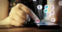 Ilustrasi asyiknya bermedia sosial. (Sumber: pixabay.com | Foto: Istimewa)