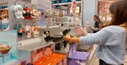 Perburuan boneka desainer bukan lagi sekadar hobi koleksi, tapi menjelma jadi gaya hidup yang menggabungkan seni, estetika, dan dorongan psikologis untuk tak ketinggalan tren. (Sumber: Ayobandung.id | Foto: Eneng Reni Nuraisyah Jamil)