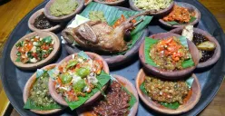 Ketika banyak pelaku kuliner berlomba menyajikan olahan ayam dan bebek, Warung Sangrai memilih menjadikan burung puyuh sebagai menu utama. (Sumber: Ayobandung.id | Foto: Eneng Reni Nuraisyah Jamil)