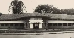 Koffie Pakhuis alias gudang penyimpanan kopi zaman kolonial yang kini berubah fungsi jadi Balai Kota Bandung. (Sumber: KITLV)