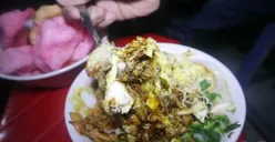 Ilustrasi bubur ayam dengan toping melimpah di Bandung. (Sumber: Youtube/Evan Media)