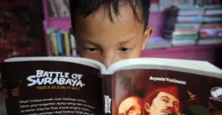 Seseorang sedang asyik membaca. (Sumber: ayobandung.com | Foto: Kavin Faza)