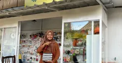 Minishop Pampam Craft dan Owner Pampam Craft, Defrina Miftahurrahma. (Foto: Rizma Riyandi)