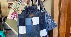 Produk tas Percantik dari kain jeans bekas. (Foto: Rizma Riyandi)