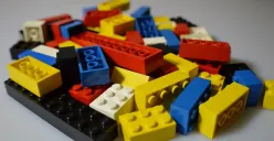 Ilustrasi foto LEGO sebagai permainan yang memperkuat motorik anak. (Foto: Pixabay)